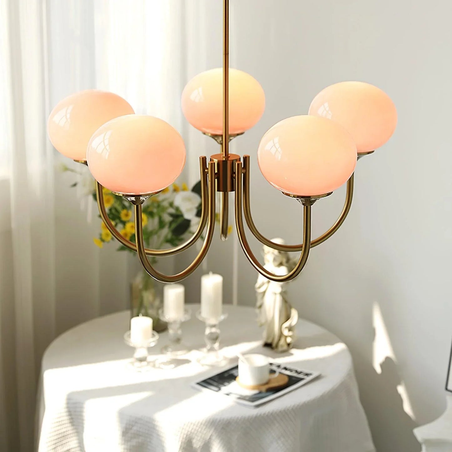 Lysekrone i retro glamour-stil med kugleformede skærme