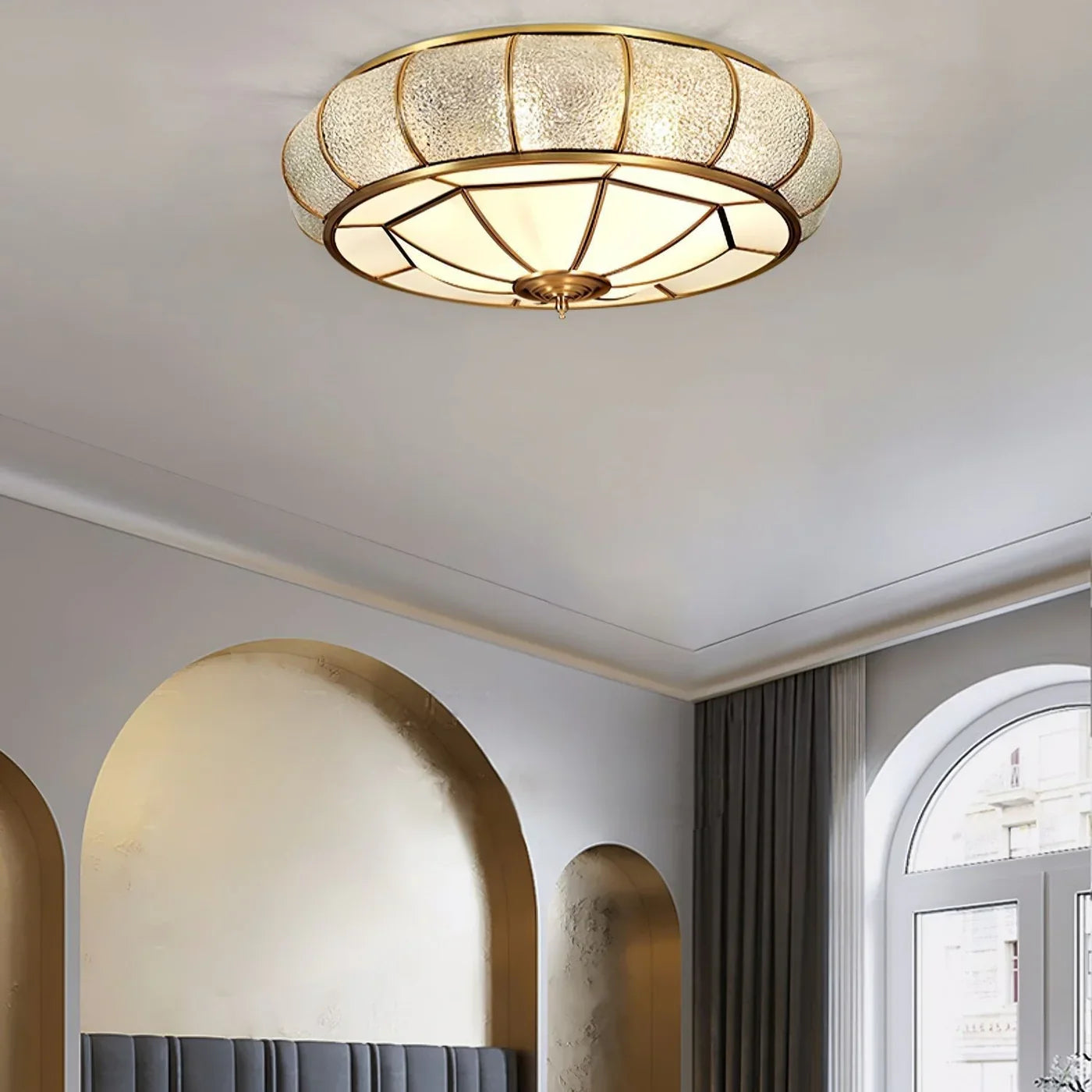 Klassisk loftlampe i retrostil med glas og messing