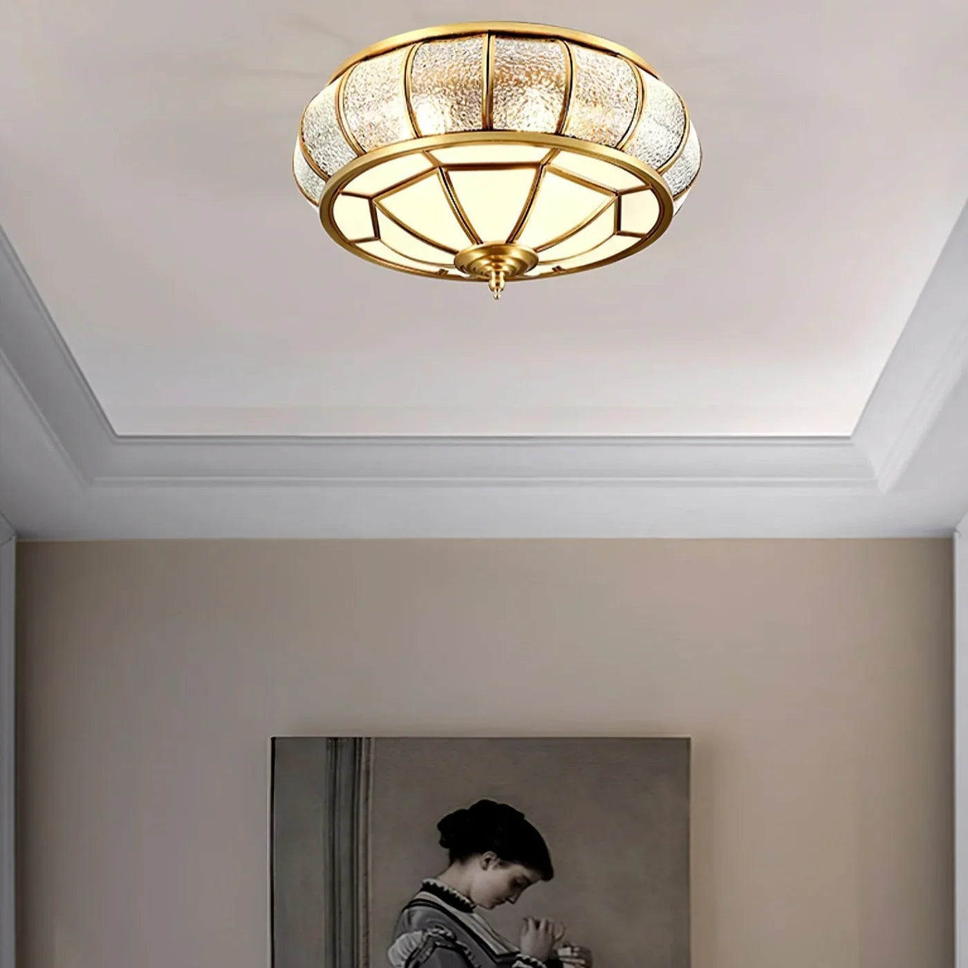 Klassisk loftlampe i retrostil med glas og messing