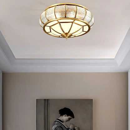 Klassisk loftlampe i retrostil med glas og messing