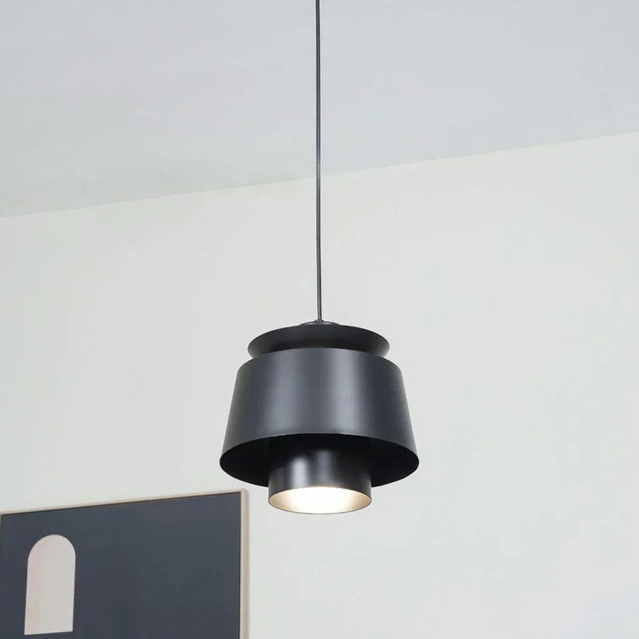 Moderne pendellampe med metalskærm