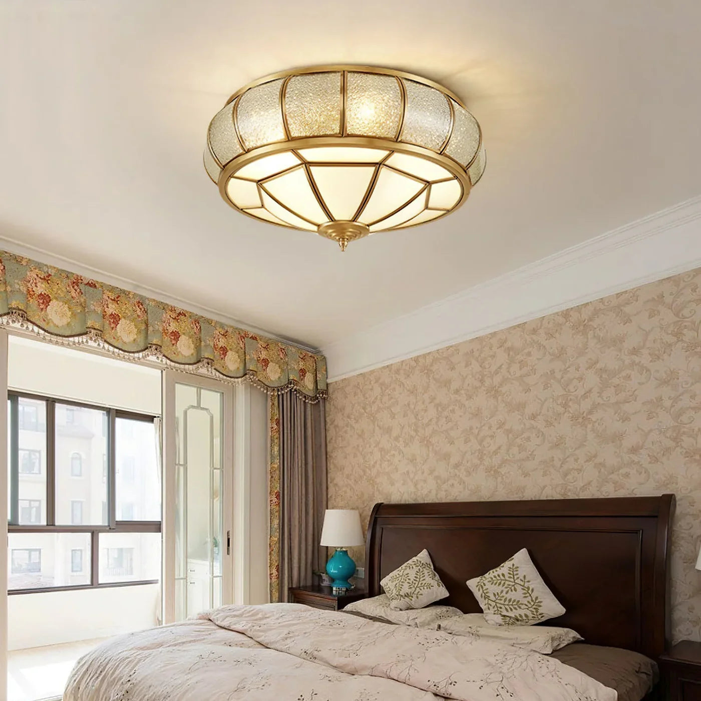 Klassisk loftlampe i retrostil med glas og messing