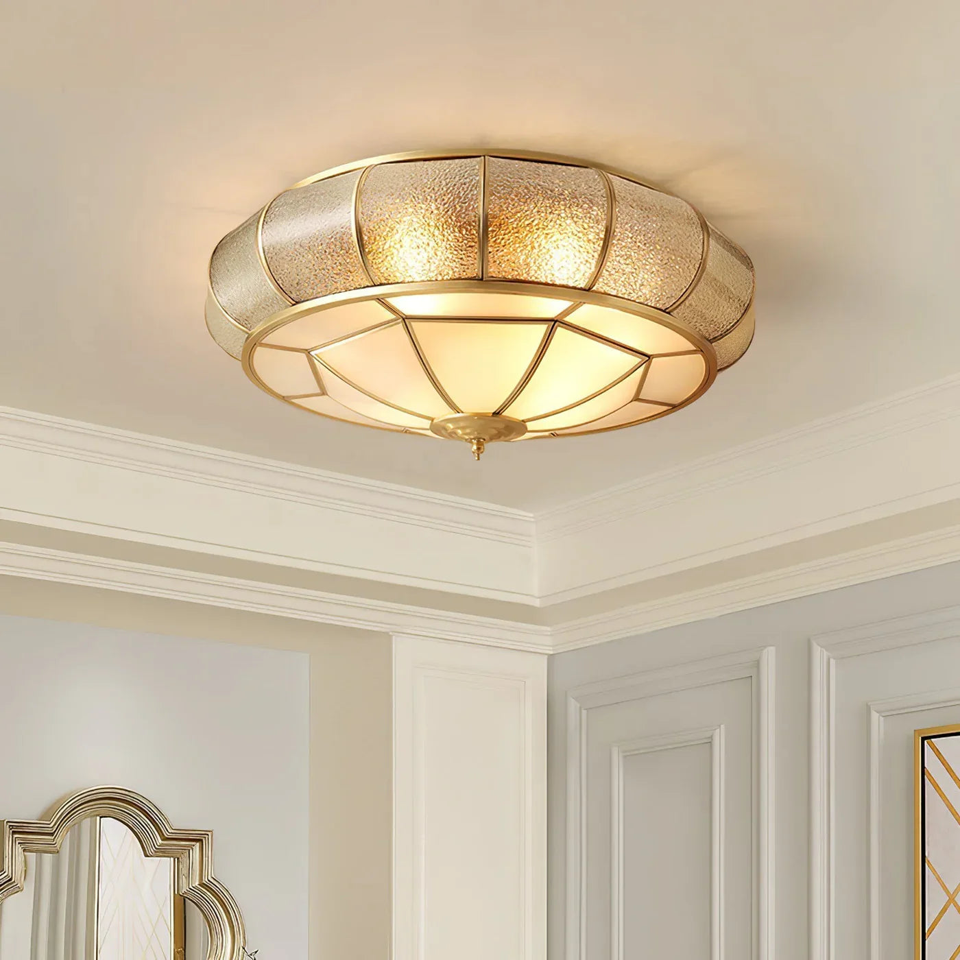 Klassisk loftlampe i retrostil med glas og messing