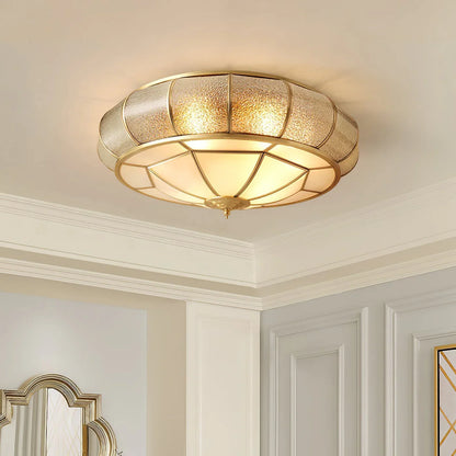 Klassisk loftlampe i retrostil med glas og messing