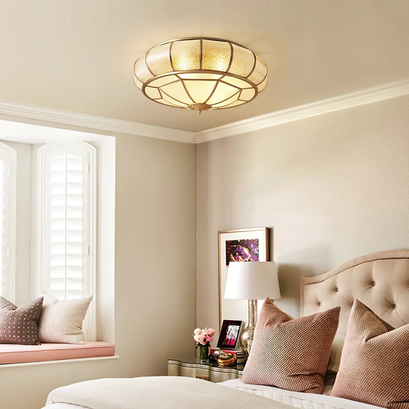 Klassisk loftlampe i retrostil med glas og messing