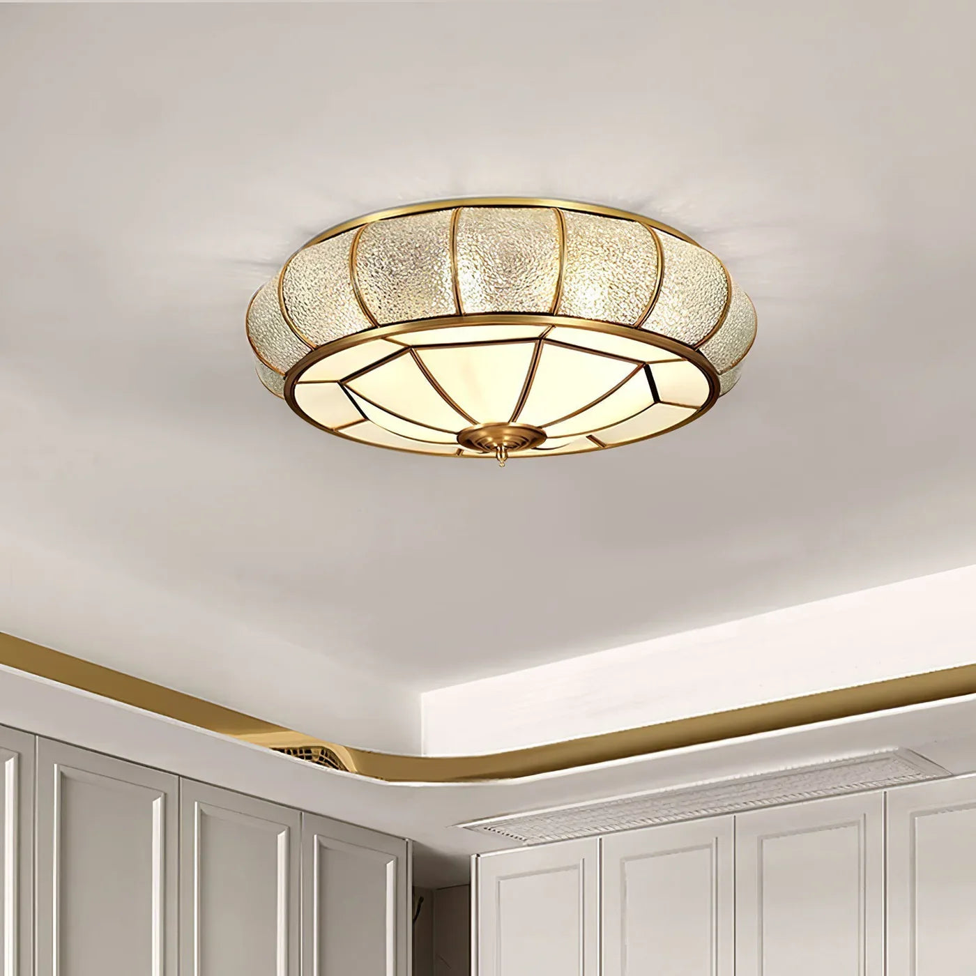 Klassisk loftlampe i retrostil med glas og messing