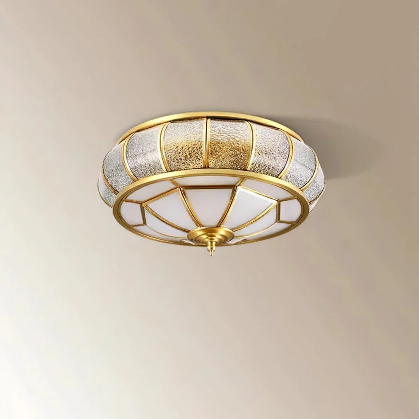 Klassisk loftlampe i retrostil med glas og messing