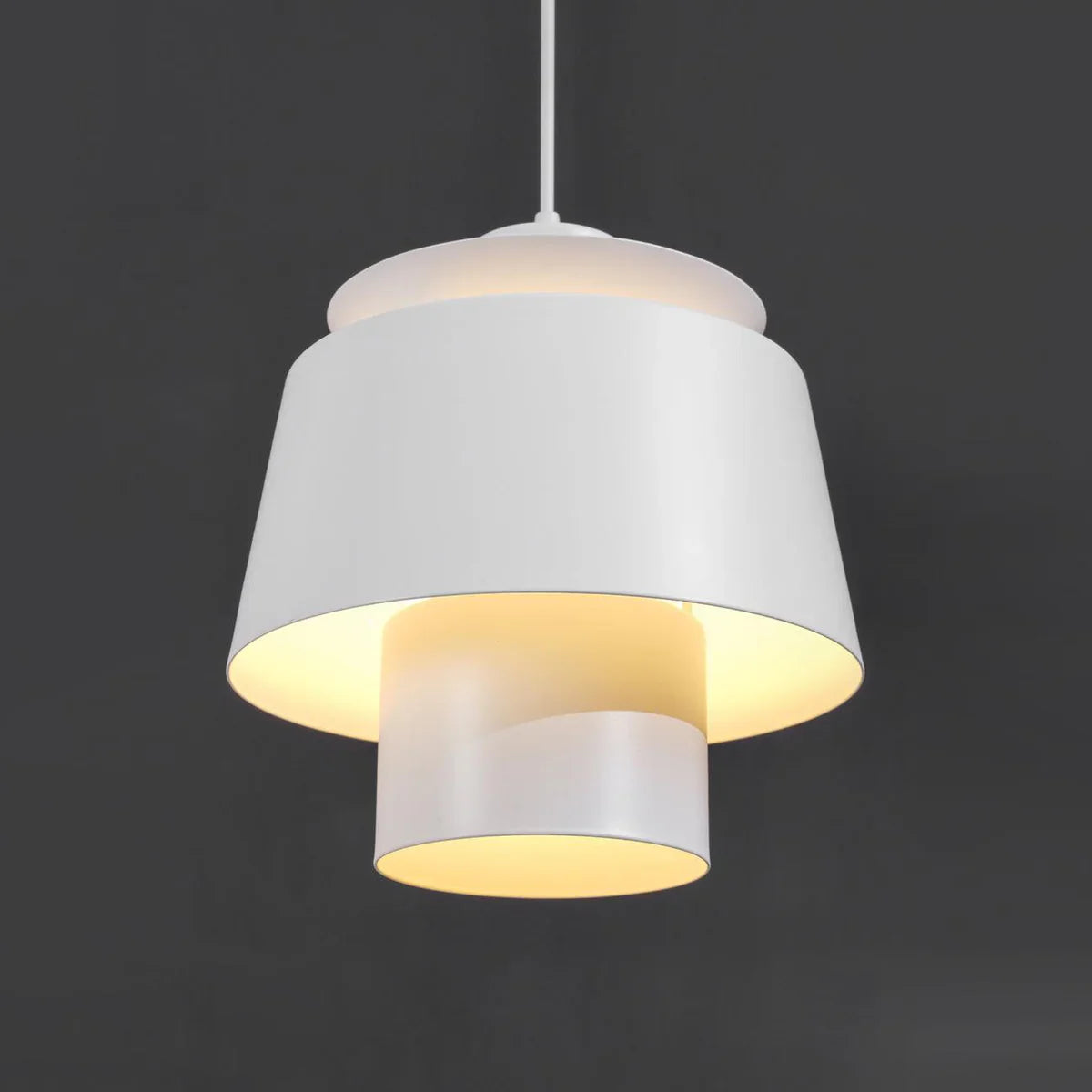 Moderne pendellampe med metalskærm