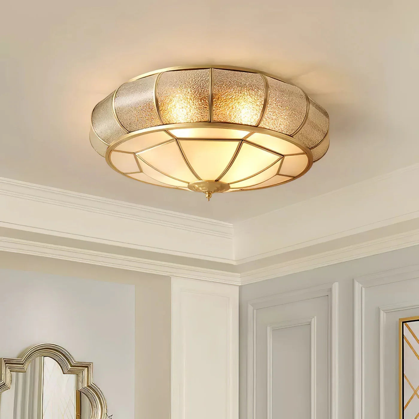 Klassisk loftlampe i retrostil med glas og messing