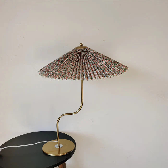 Bordlampe med plisseret skærm