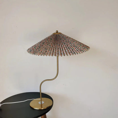Bordlampe med plisseret skærm