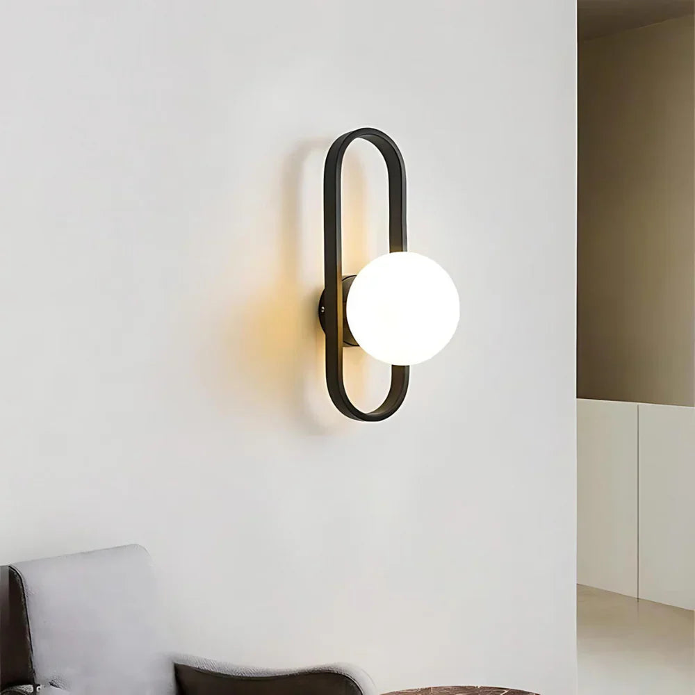 Moderne væglampe med kugleformet matteret glasskærm