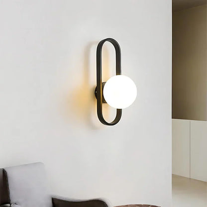 Moderne væglampe med kugleformet matteret glasskærm