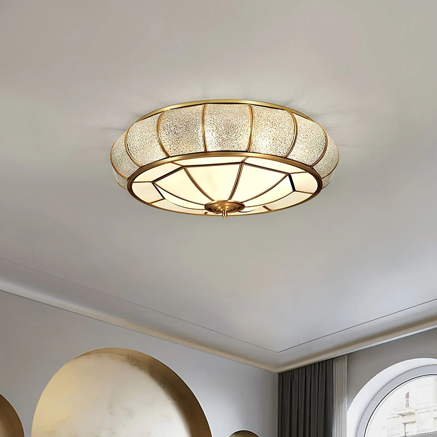 Klassisk loftlampe i retrostil med glas og messing