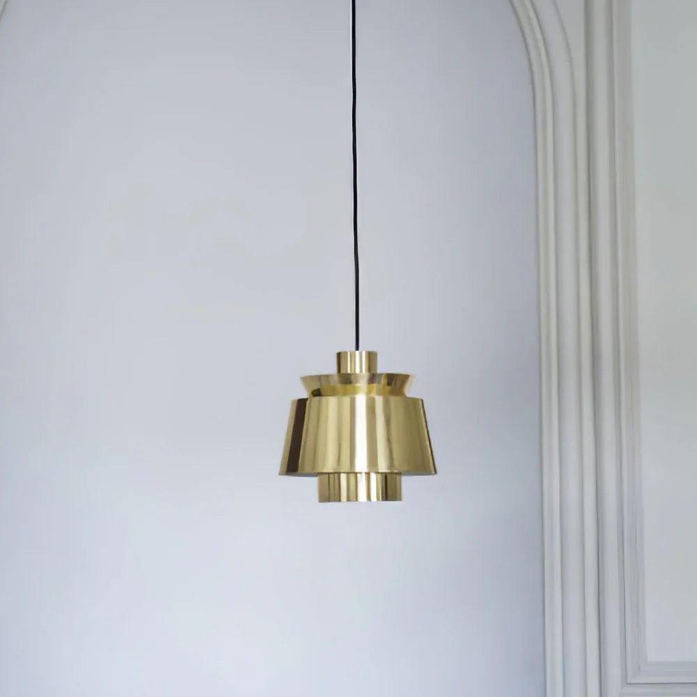 Moderne pendellampe med metalskærm