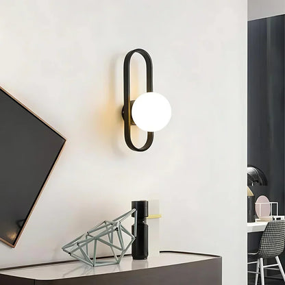 Moderne væglampe med kugleformet matteret glasskærm