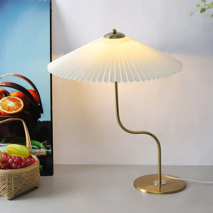 Bordlampe med plisseret skærm