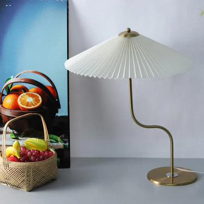 Bordlampe med plisseret skærm