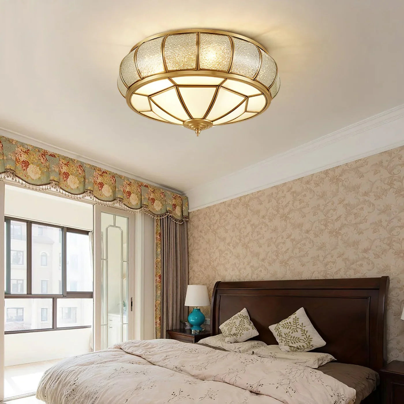 Klassisk loftlampe i retrostil med glas og messing
