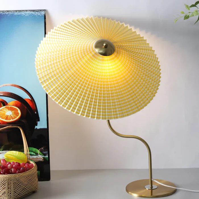 Bordlampe med plisseret skærm