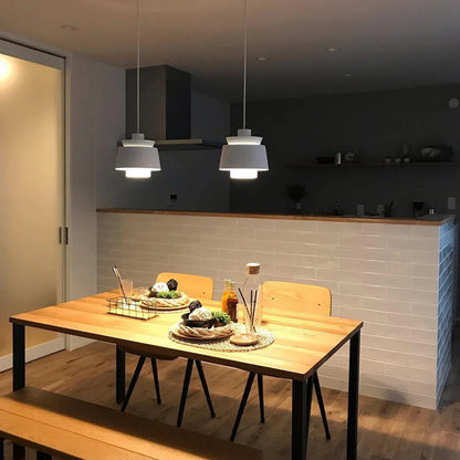 Moderne pendellampe med metalskærm