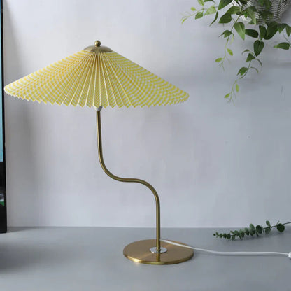 Bordlampe med plisseret skærm