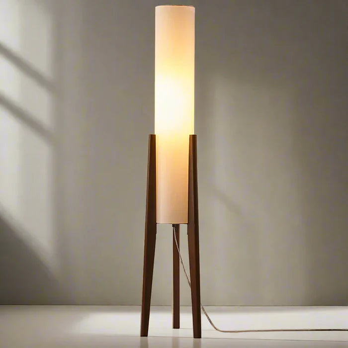 Moderne gulvlampe med træben og cylindrisk skærm