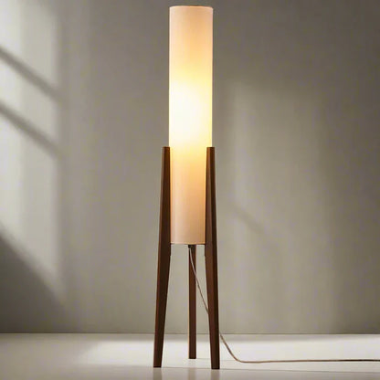 Moderne gulvlampe med træben og cylindrisk skærm