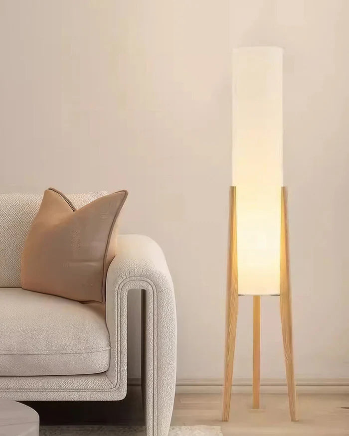 Moderne gulvlampe med træben og cylindrisk skærm