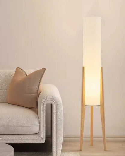 Moderne gulvlampe med træben og cylindrisk skærm