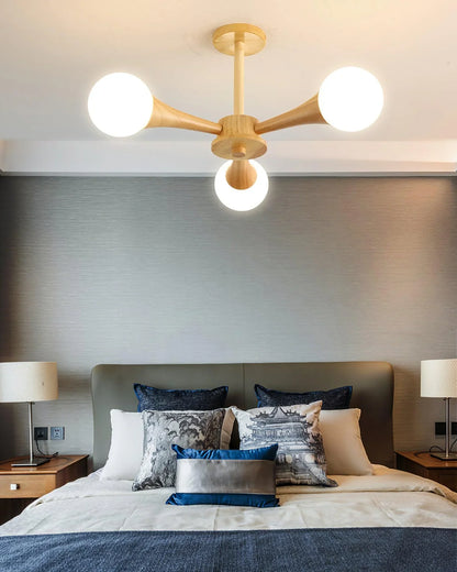Moderne loftlampe med træarme og kugleformede skærme