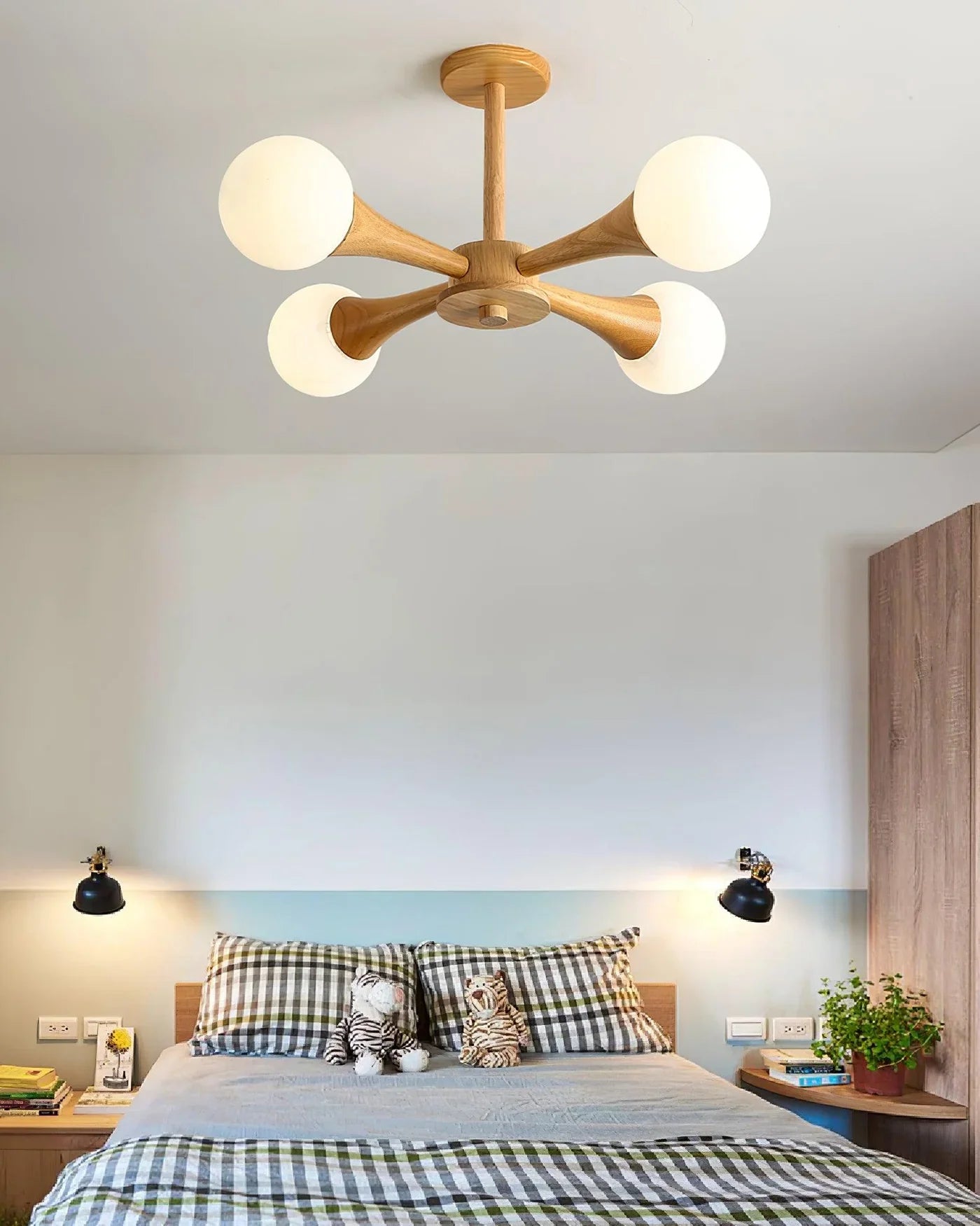 Moderne loftlampe med træarme og kugleformede skærme