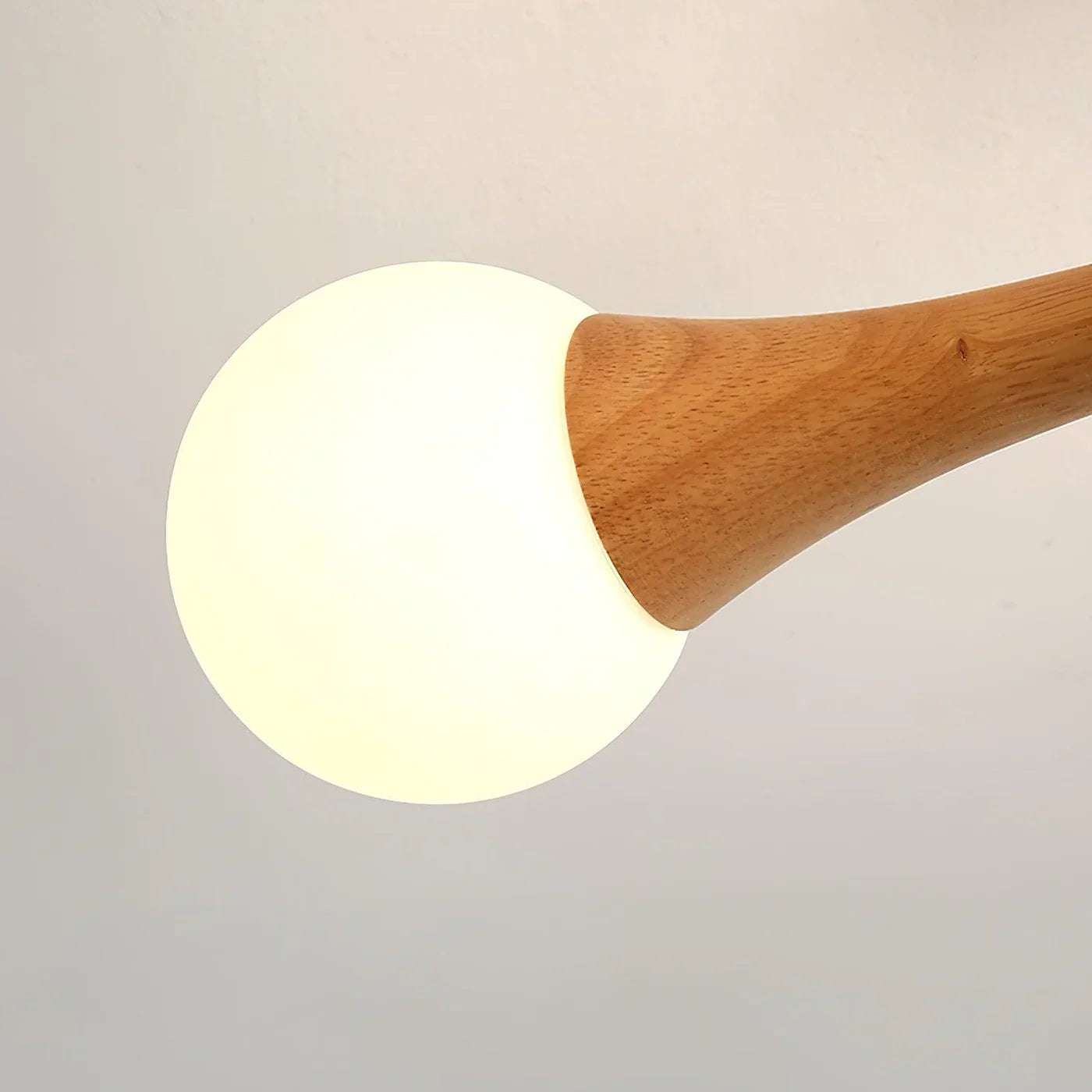 Moderne loftlampe med træarme og kugleformede skærme