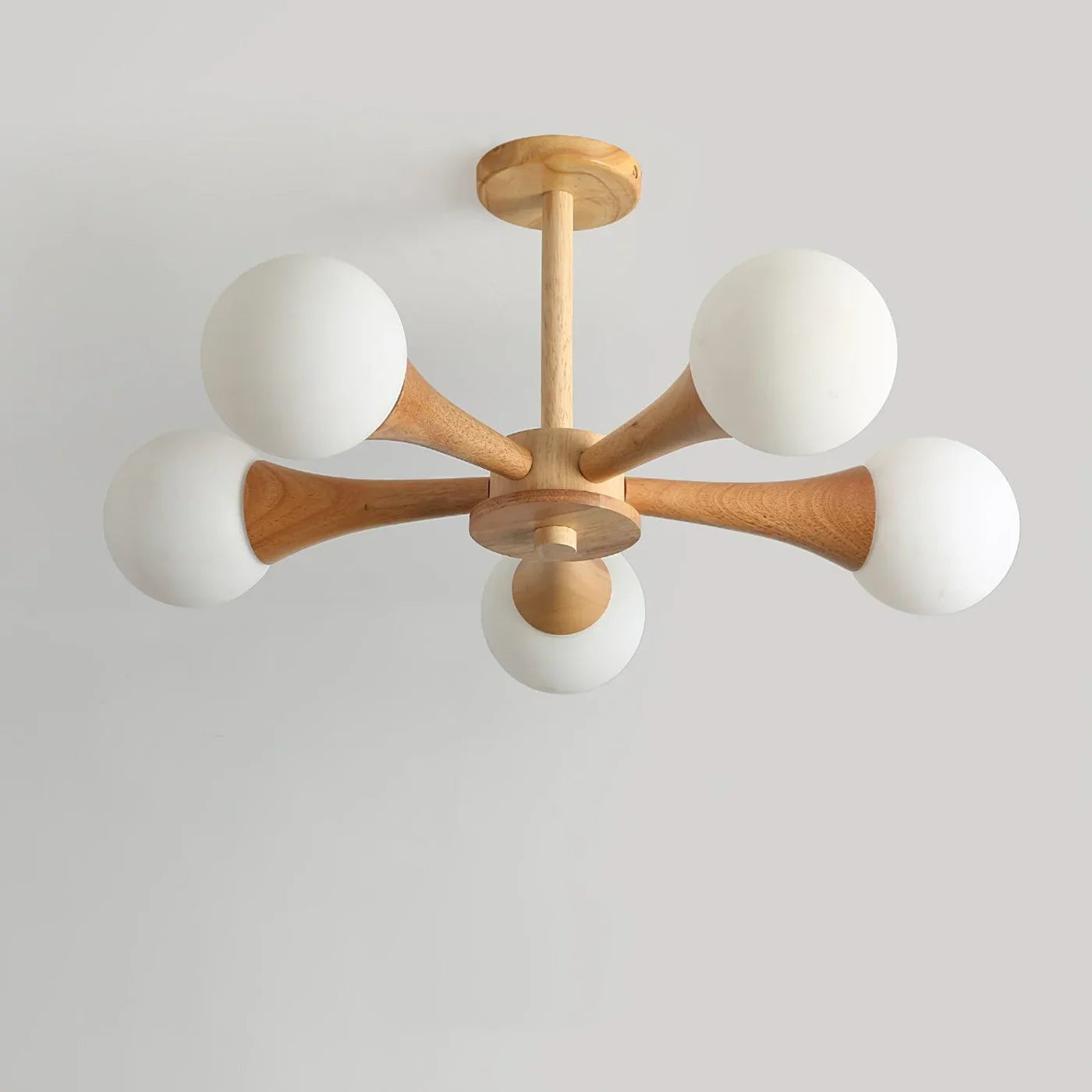 Moderne loftlampe med træarme og kugleformede skærme