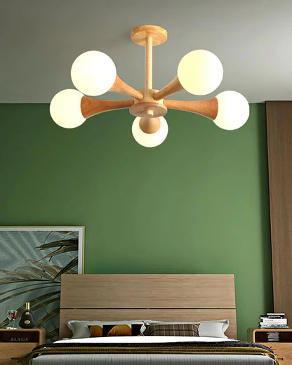 Moderne loftlampe med træarme og kugleformede skærme