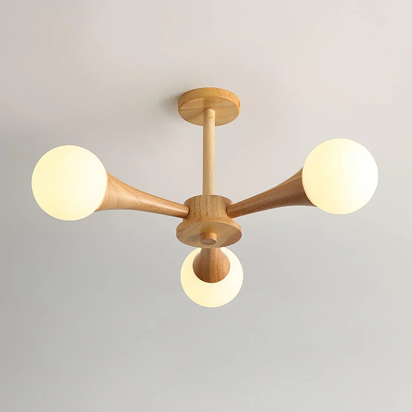 Moderne loftlampe med træarme og kugleformede skærme
