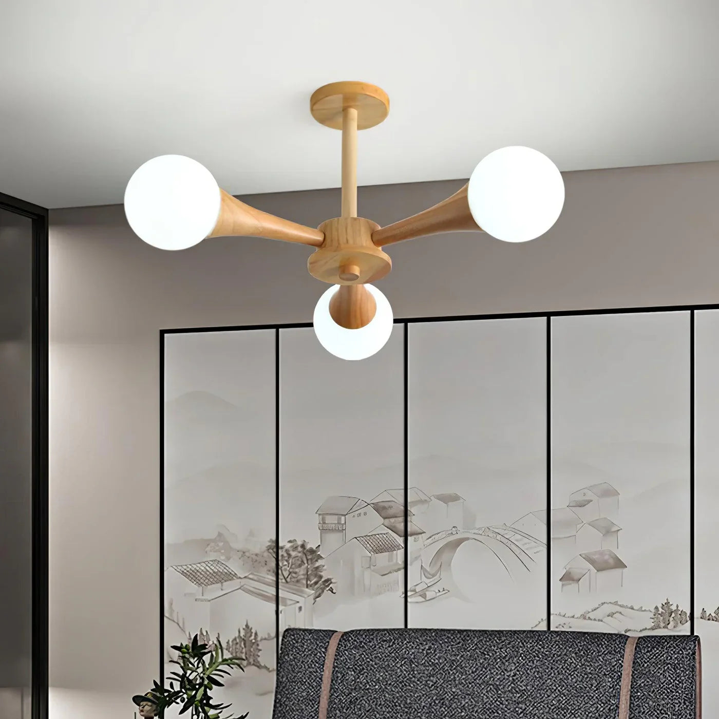 Moderne loftlampe med træarme og kugleformede skærme
