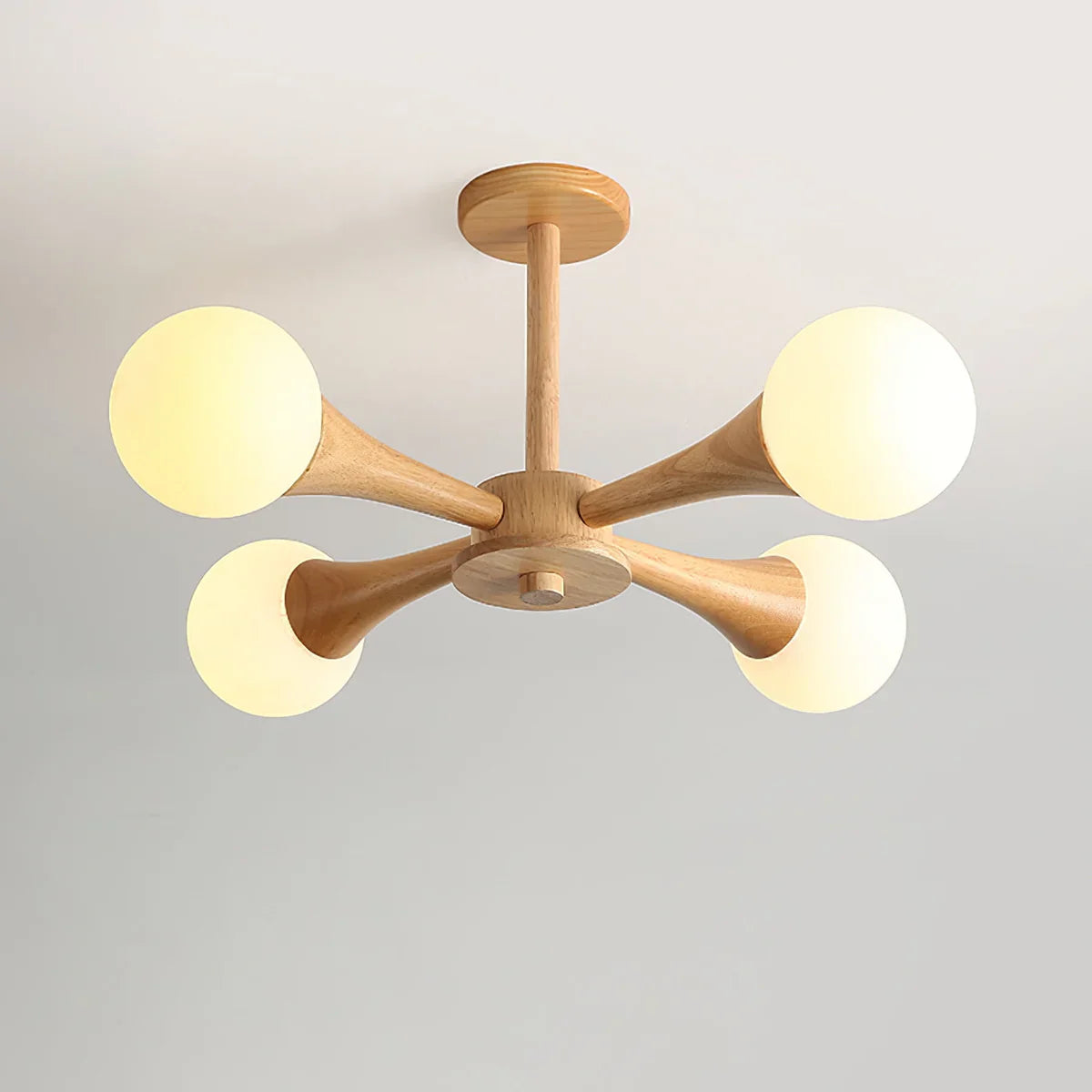 Moderne loftlampe med træarme og kugleformede skærme