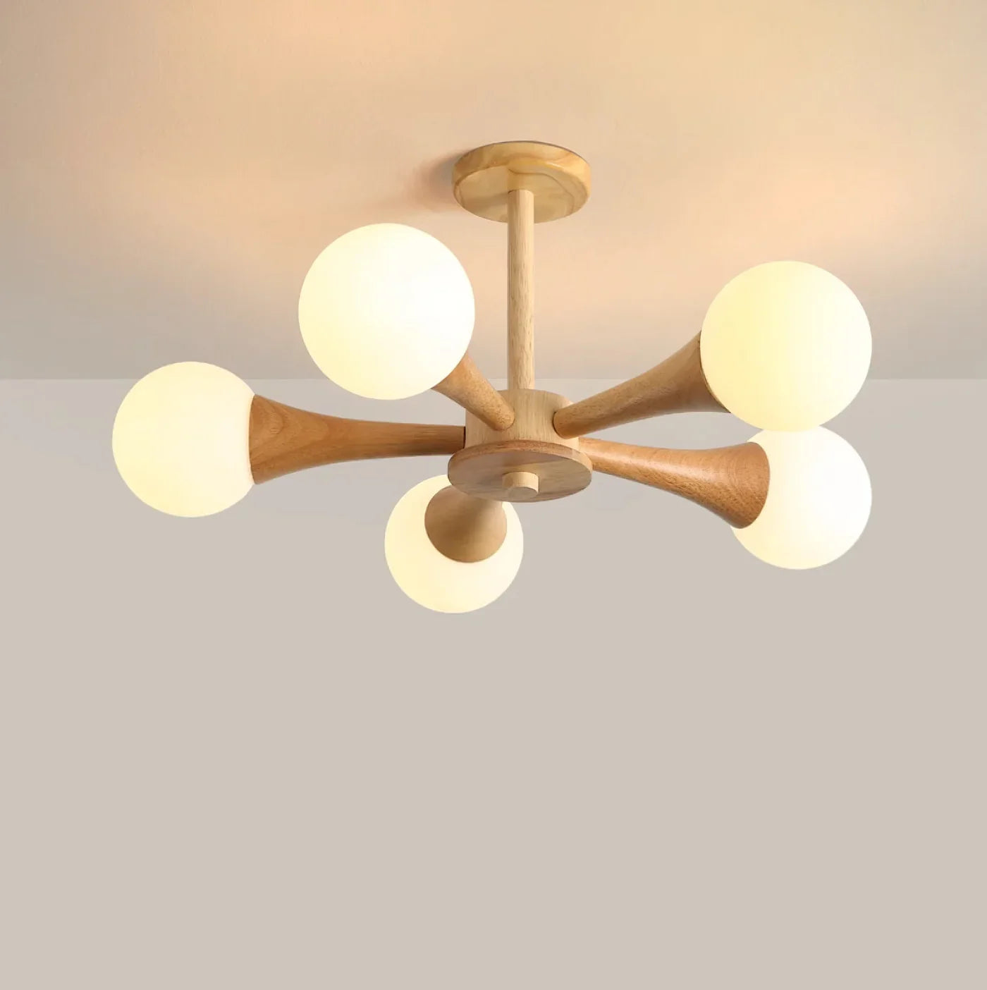 Moderne loftlampe med træarme og kugleformede skærme