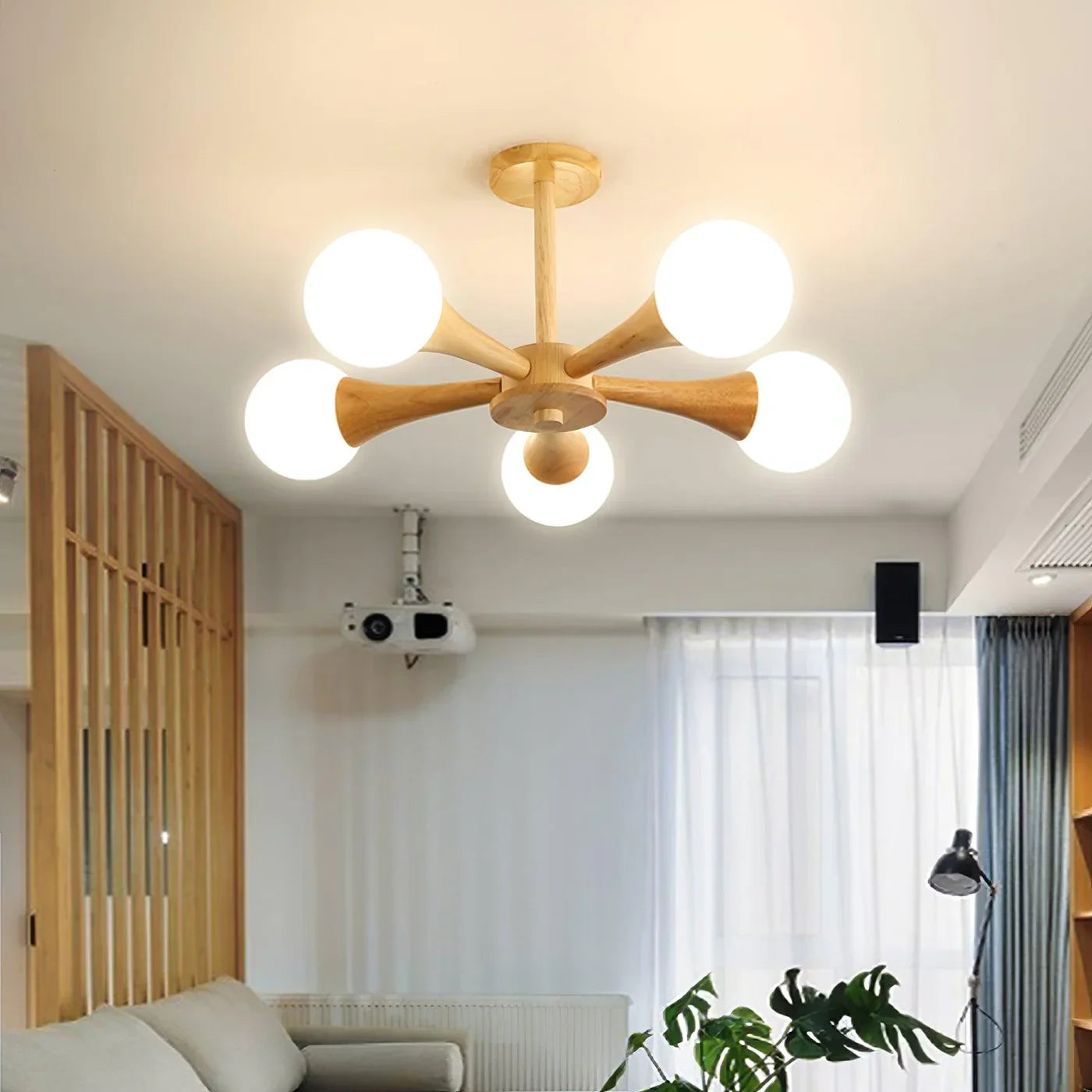 Moderne loftlampe med træarme og kugleformede skærme