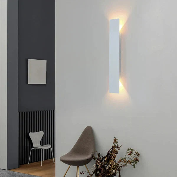 Moderne udendørs væglampe med LED op/ned-lys, IP65 vandtæt, vertikal design