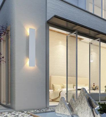 Moderne udendørs væglampe med LED op/ned-lys, IP65 vandtæt, vertikal design