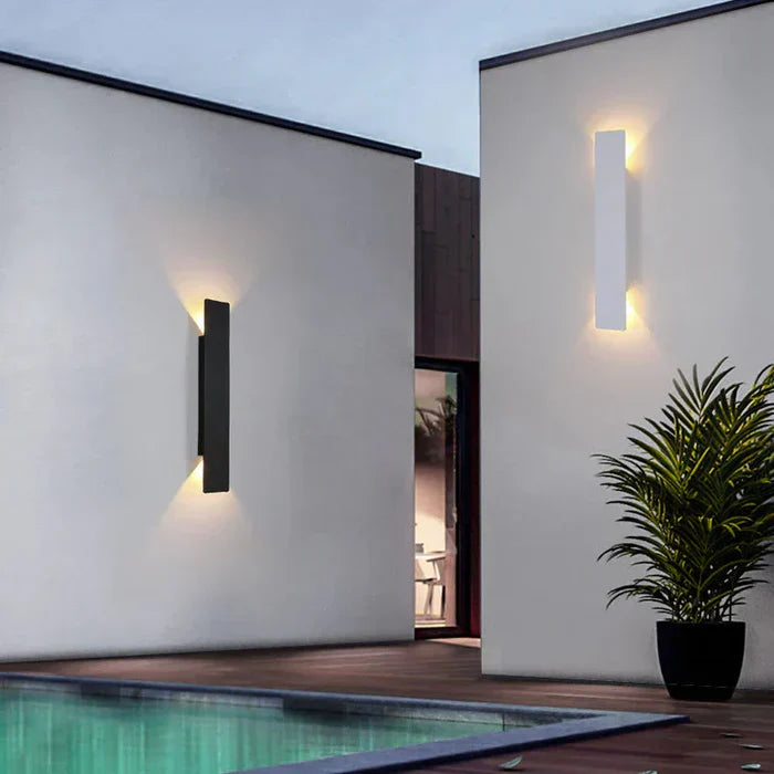 Moderne udendørs væglampe med LED op/ned-lys, IP65 vandtæt, vertikal design