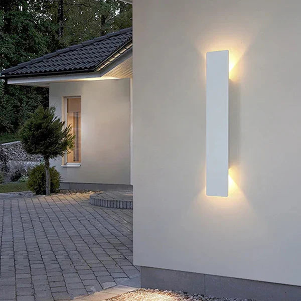Moderne udendørs væglampe med LED op/ned-lys, IP65 vandtæt, vertikal design