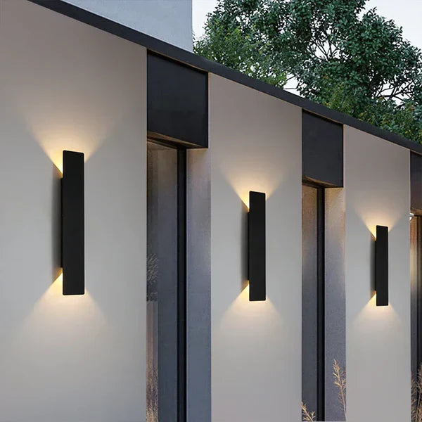 Moderne udendørs væglampe med LED op/ned-lys, IP65 vandtæt, vertikal design