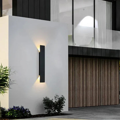 Moderne udendørs væglampe med LED op/ned-lys, IP65 vandtæt, vertikal design