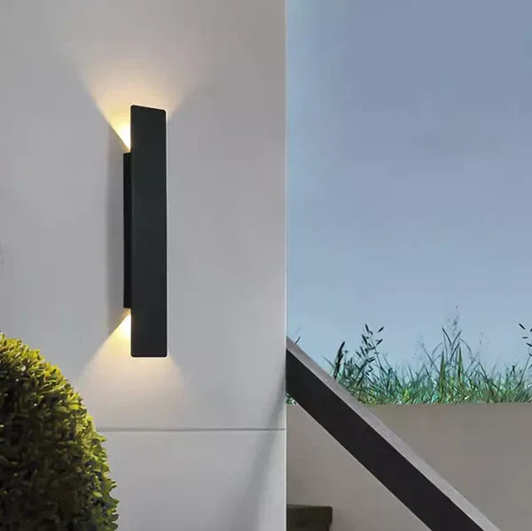 Moderne udendørs væglampe med LED op/ned-lys, IP65 vandtæt, vertikal design