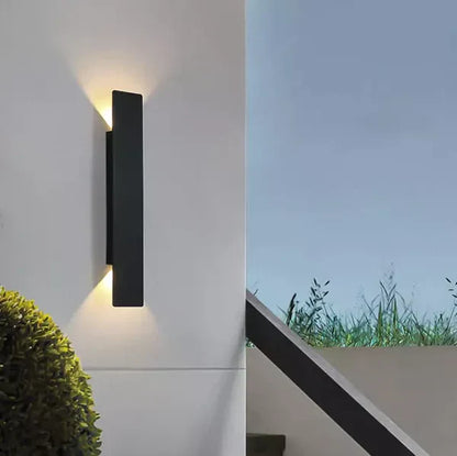 Moderne udendørs væglampe med LED op/ned-lys, IP65 vandtæt, vertikal design