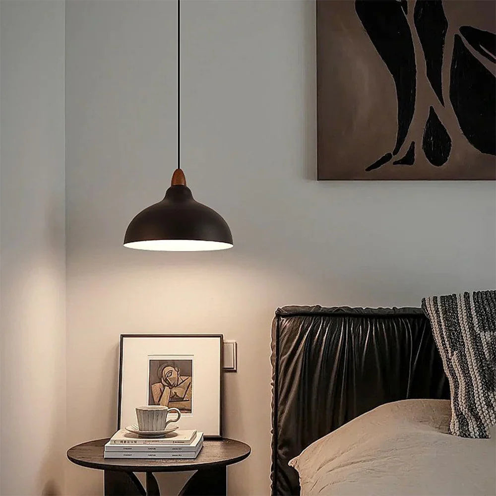 Moderne pendellampe med trædetalje