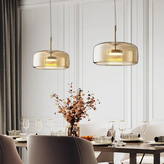 Moderne pendellampe i glas med LED og gyldne detaljer – minimalistisk design
